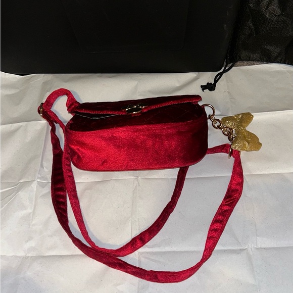 NWT Bioworld Disney Minnie Mouse Red Velvet Quilted Crossbody Bag - Picture 4 of 5